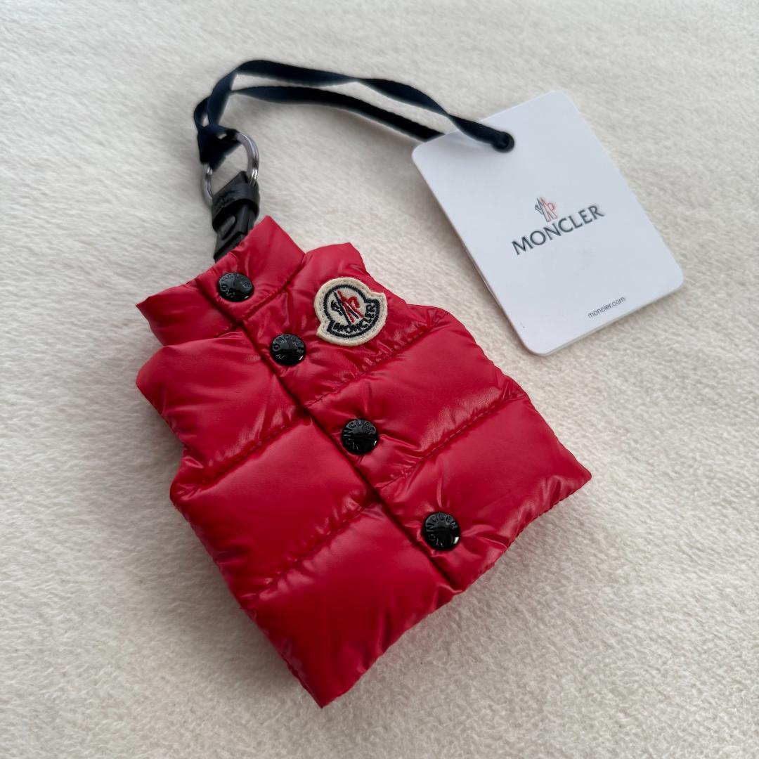 【新品未使用】 MONCLER ダウンベスト型キーリング レッド かわいい