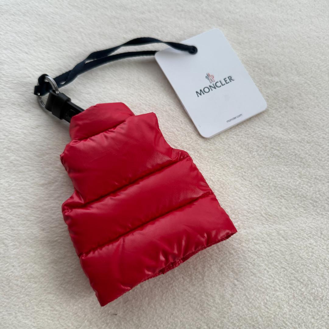 【新品未使用】 MONCLER ダウンベスト型キーリング レッド かわいい