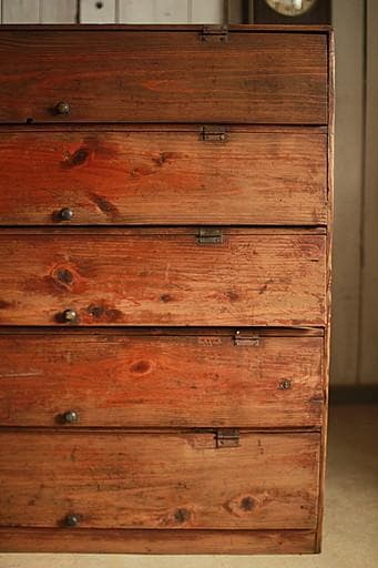 古く味のあるパタパタ扉の木製収納棚　収納棚　食器棚　カップボード　古家具　古道具