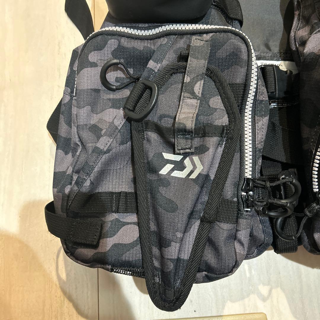 美品 DAIWA フロートゲームベスト DF-6206 カモフラ