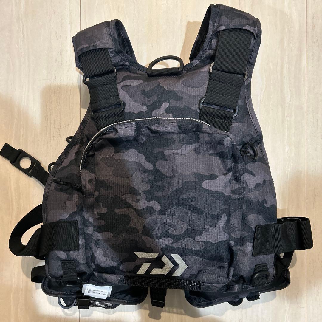 美品 DAIWA フロートゲームベスト DF-6206 カモフラ