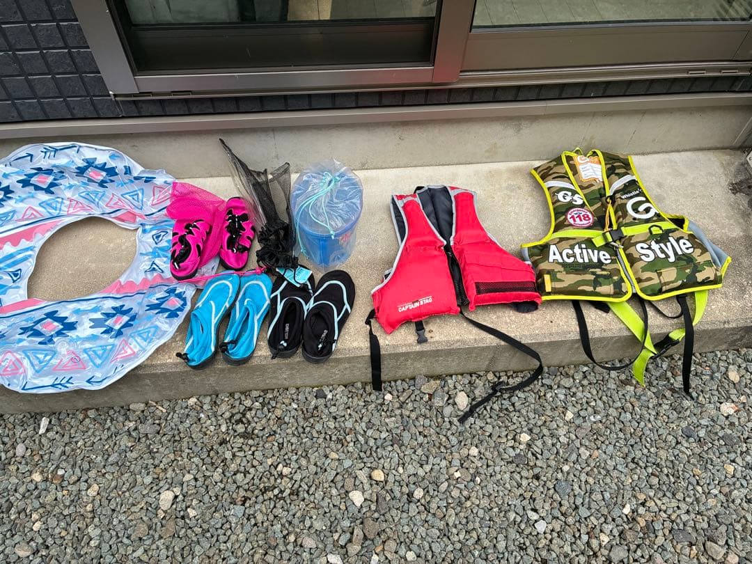 海遊び　川遊び　マリンシューズ　浮き輪　ライフジャケット