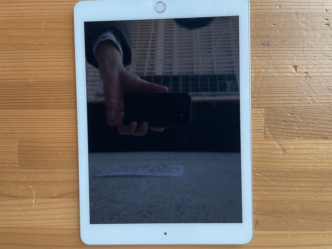 在庫1点 Apple iPad 第5世代 wifiモデル 128GB 充電器付き