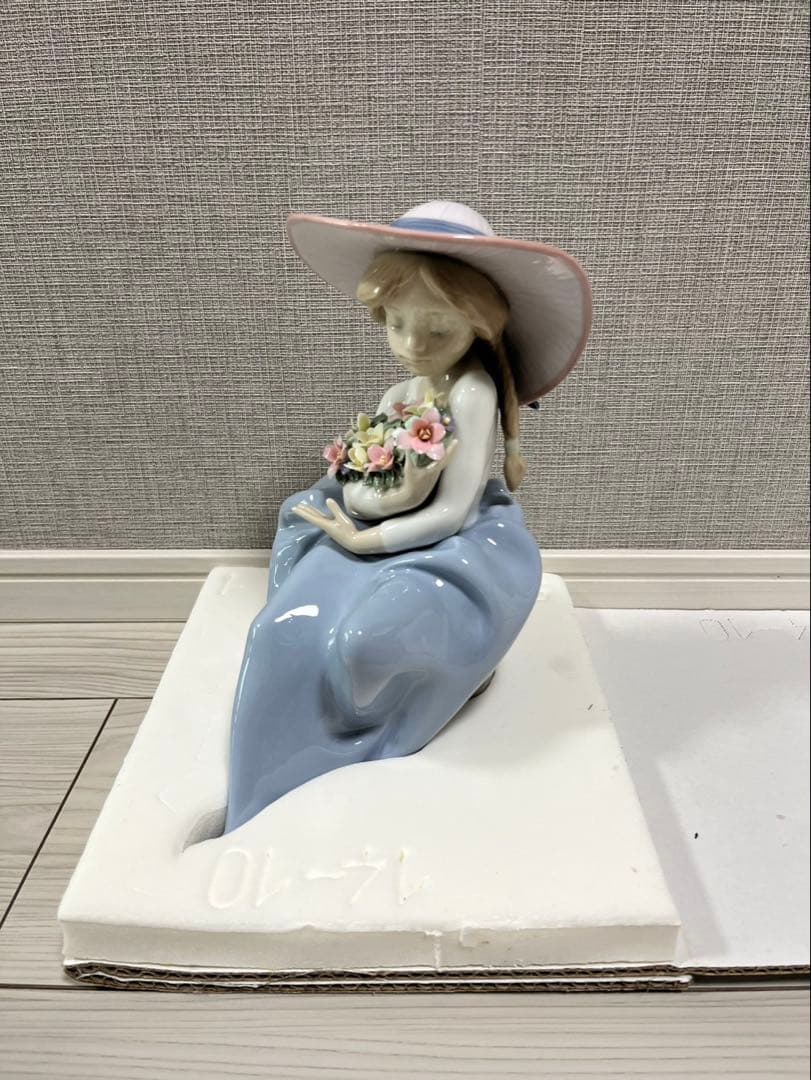 リヤドロ LLADRO 人形 花の香りにつつまれて
