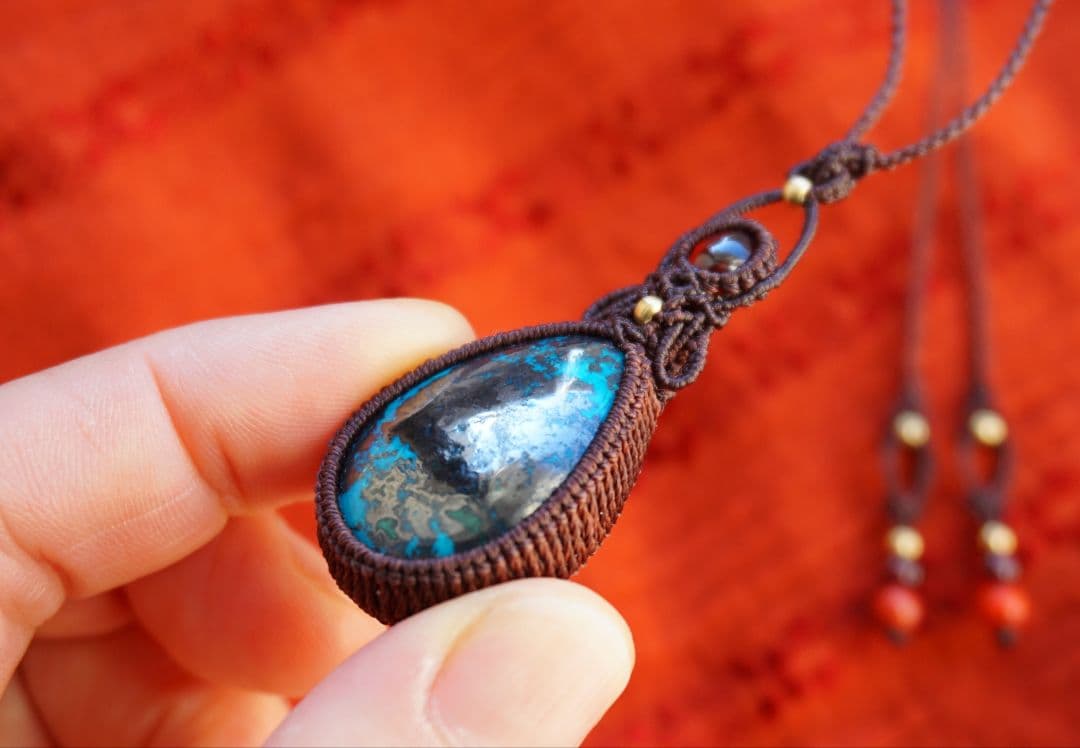 アズライトクリソコラinパイライト　ヘソナイトガーネット　マクラメ　ネックレス