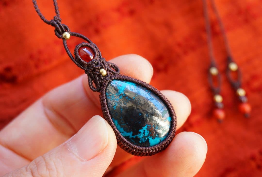 アズライトクリソコラinパイライト　ヘソナイトガーネット　マクラメ　ネックレス