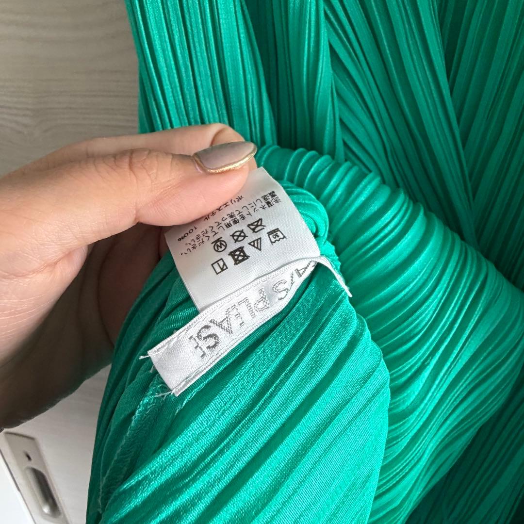 プリーツプリーズ　チュニック　グリーン系　フラワーカット