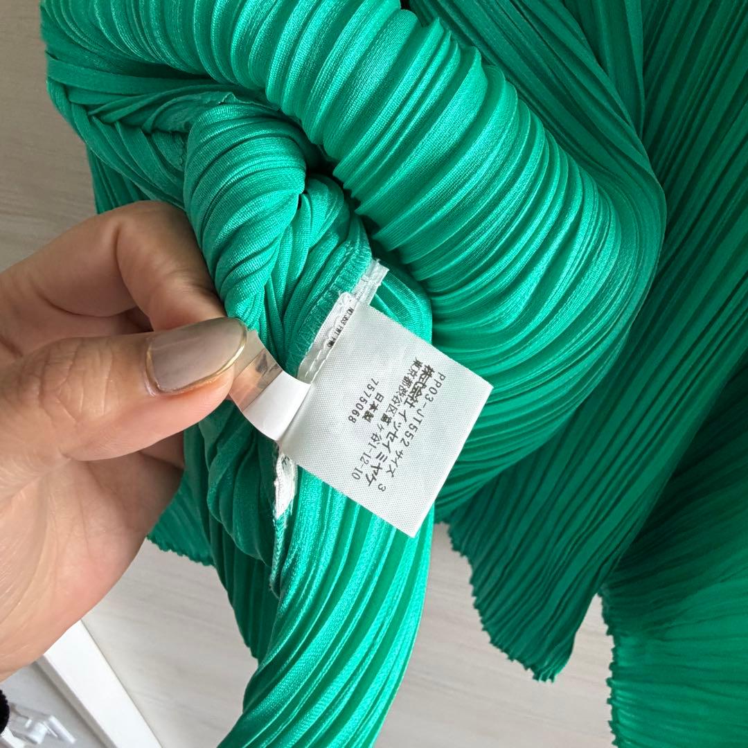 プリーツプリーズ　チュニック　グリーン系　フラワーカット