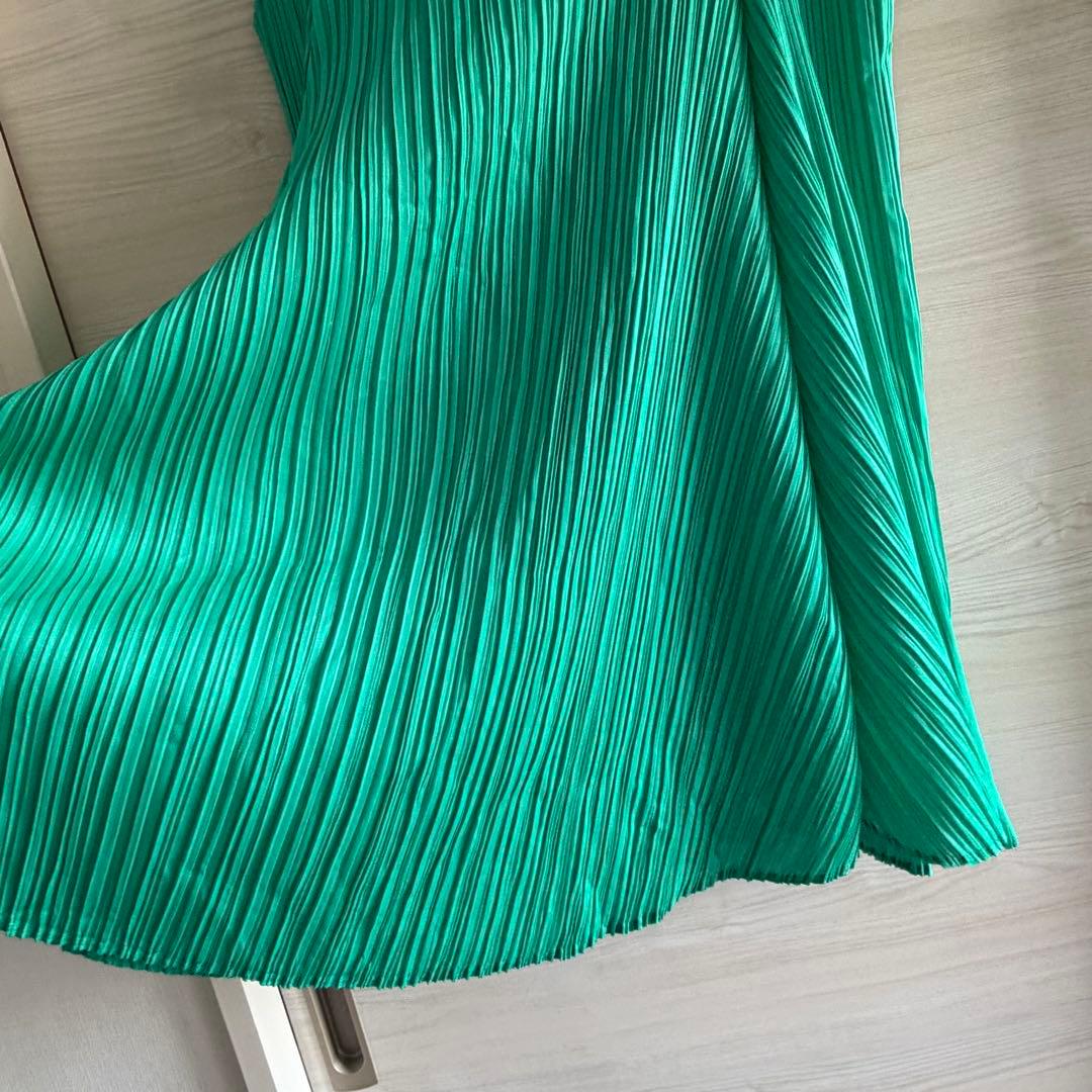 プリーツプリーズ　チュニック　グリーン系　フラワーカット