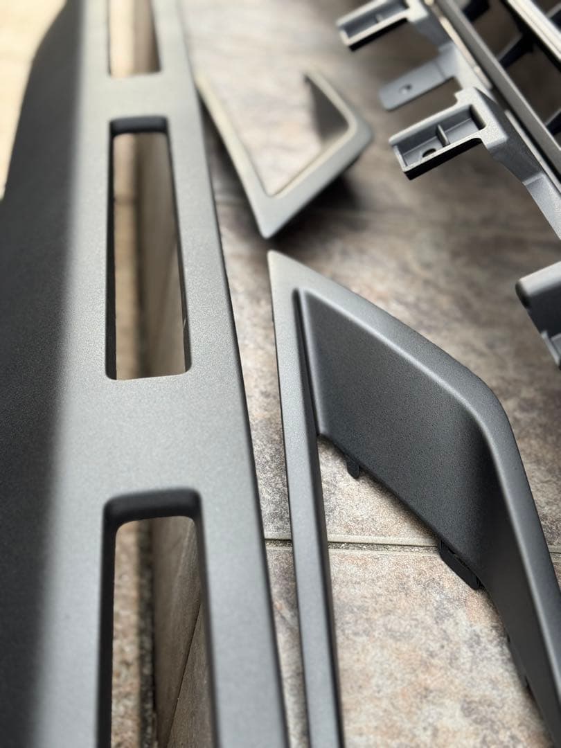 デリカd5 フロントグリル　ロアバンパー　ラプターライナー塗装　塗装後未使用