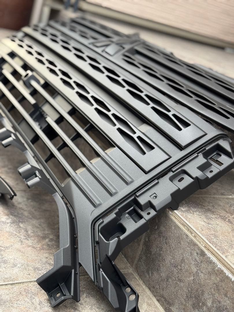 デリカd5 フロントグリル　ロアバンパー　ラプターライナー塗装　塗装後未使用