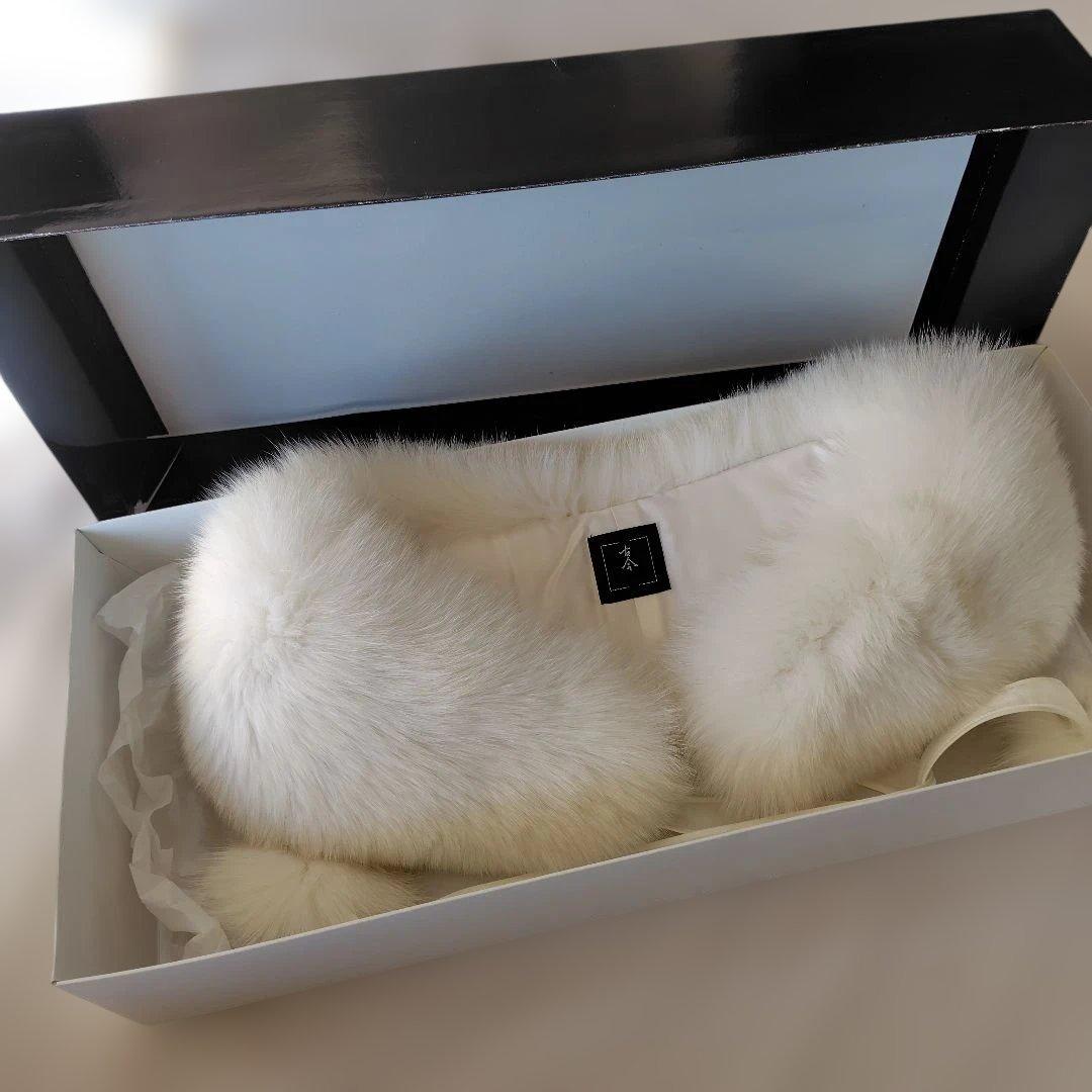 SAGA FURS ホワイトショール　ポンポン付き