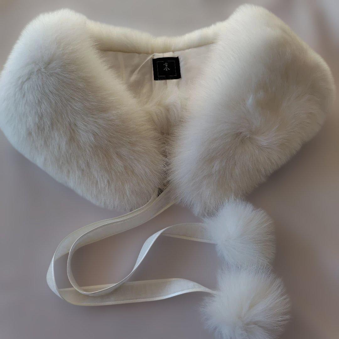 SAGA FURS ホワイトショール　ポンポン付き