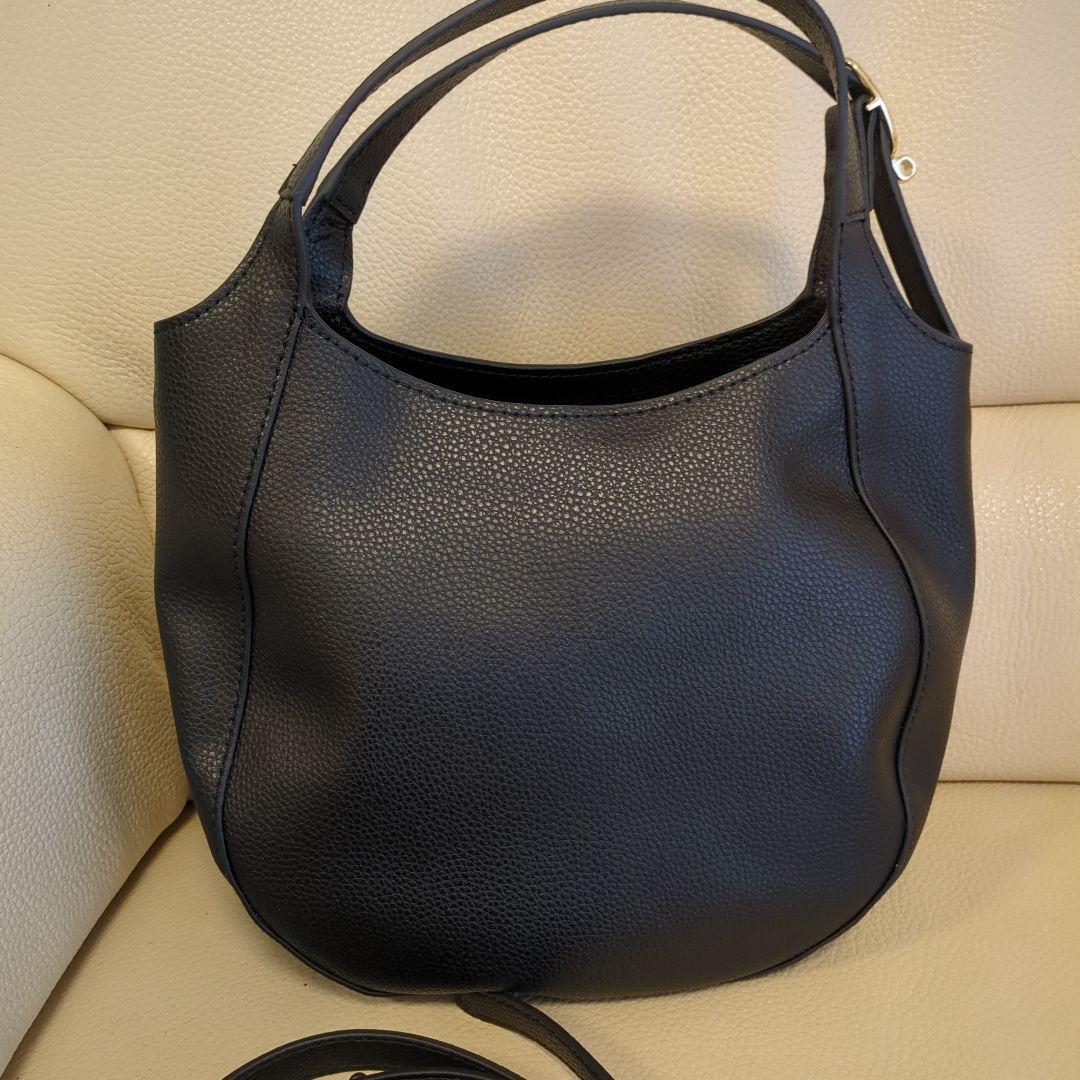 黒のレザーハンドバッグ