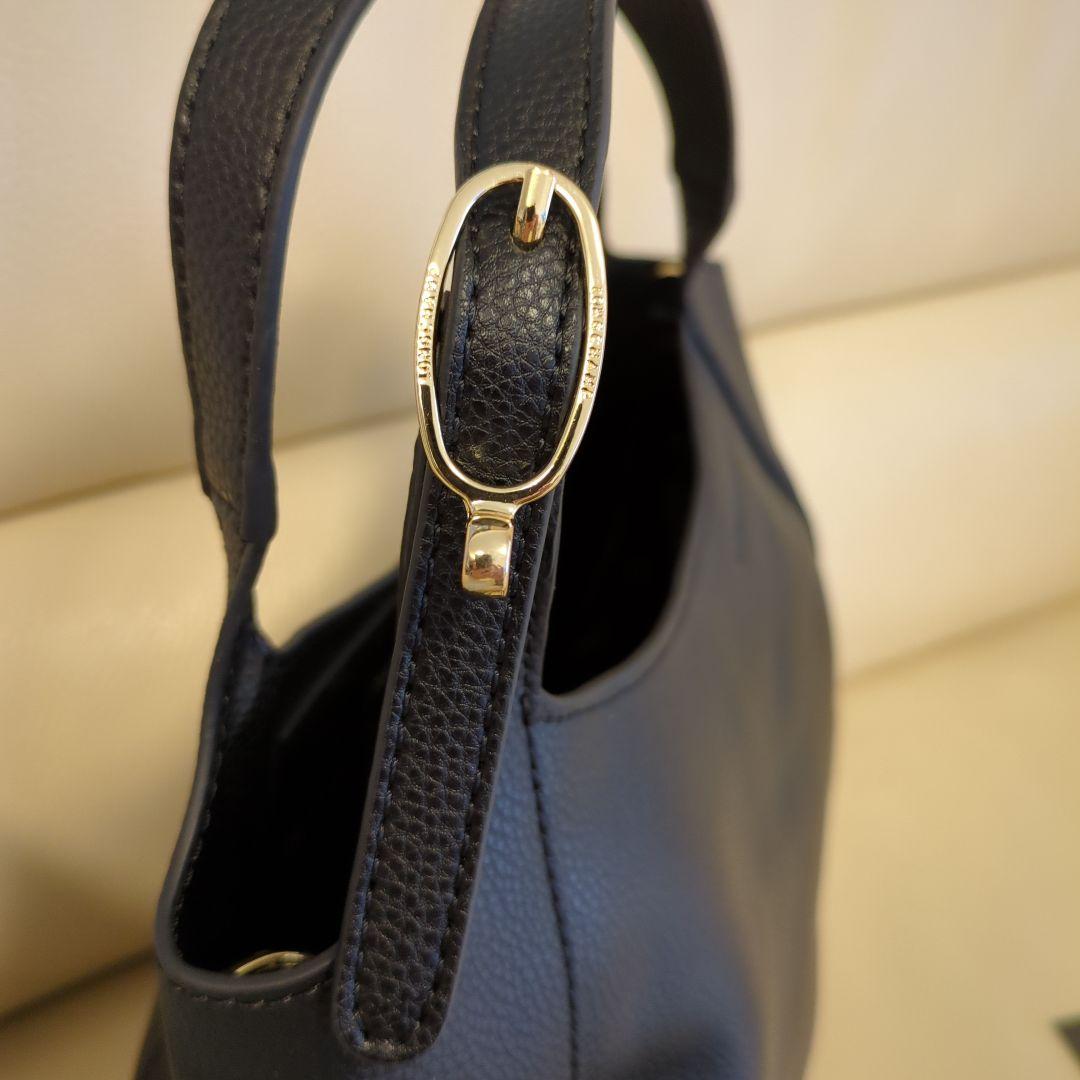 黒のレザーハンドバッグ