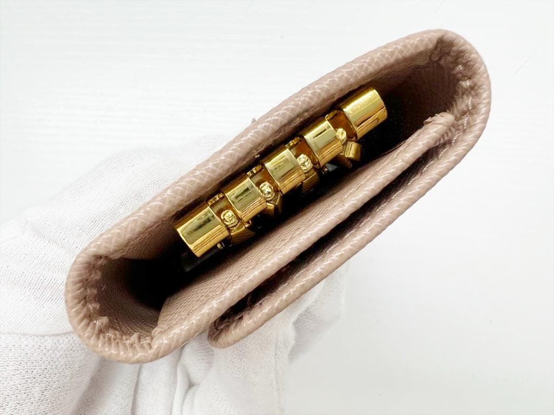 美品　プラダ　ロゴ　サフィアーノ　4連キーケース　 キーリング　1PG004