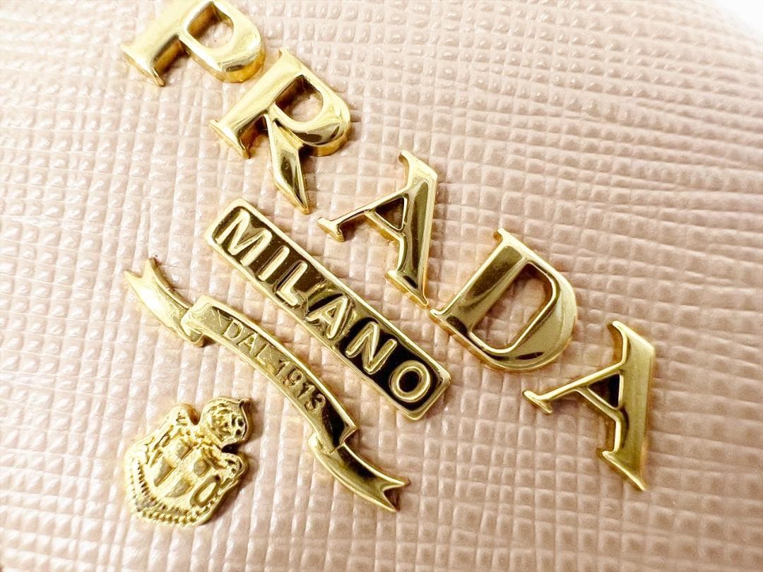 美品　プラダ　ロゴ　サフィアーノ　4連キーケース　 キーリング　1PG004