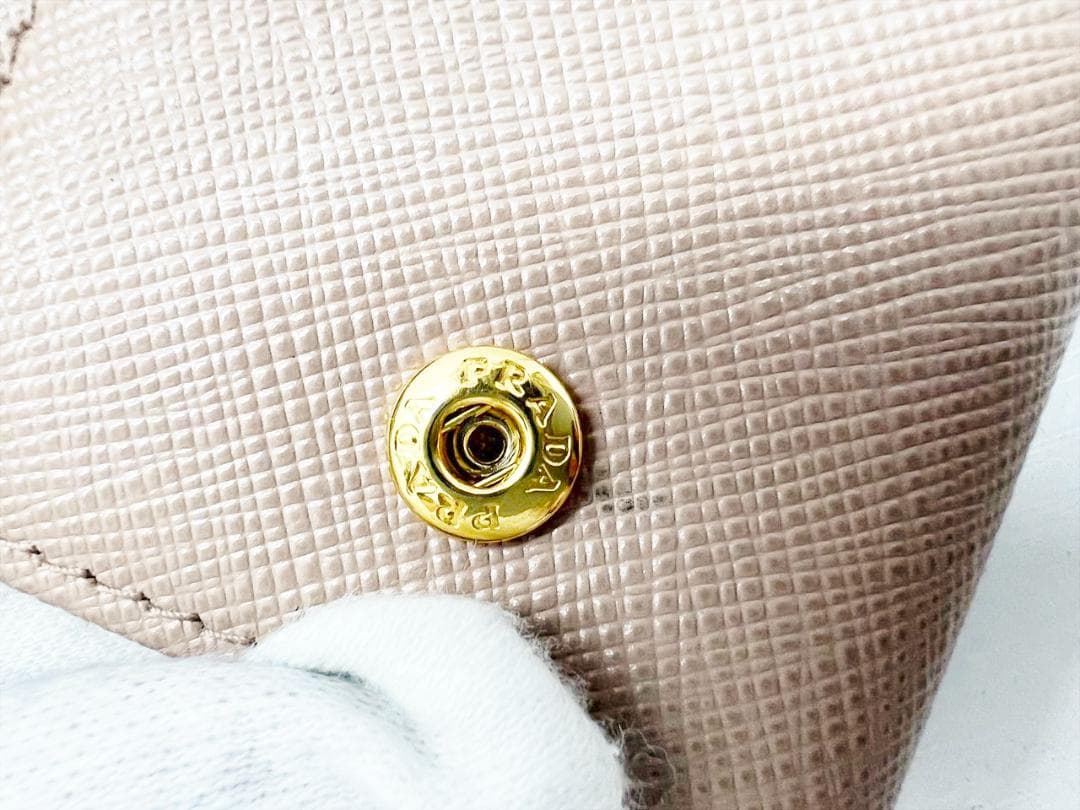 美品　プラダ　ロゴ　サフィアーノ　4連キーケース　 キーリング　1PG004