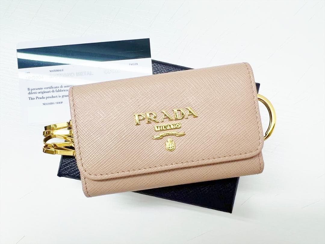 美品　プラダ　ロゴ　サフィアーノ　4連キーケース　 キーリング　1PG004