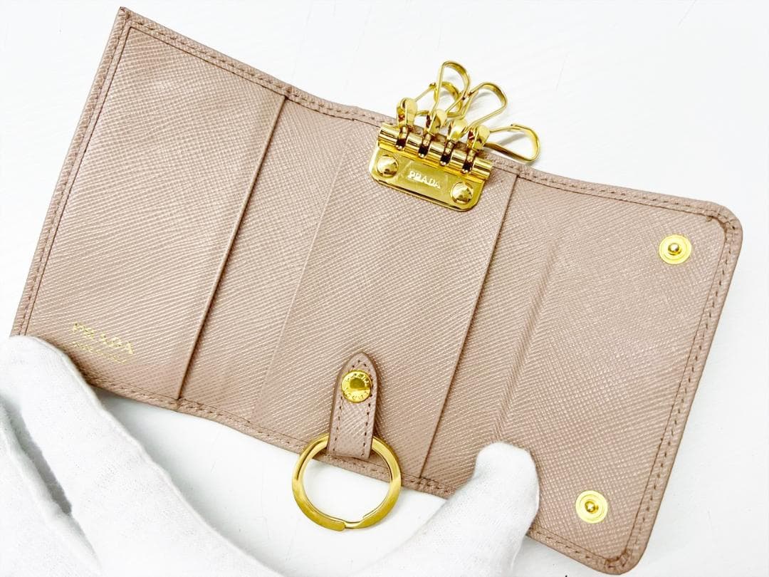 美品　プラダ　ロゴ　サフィアーノ　4連キーケース　 キーリング　1PG004