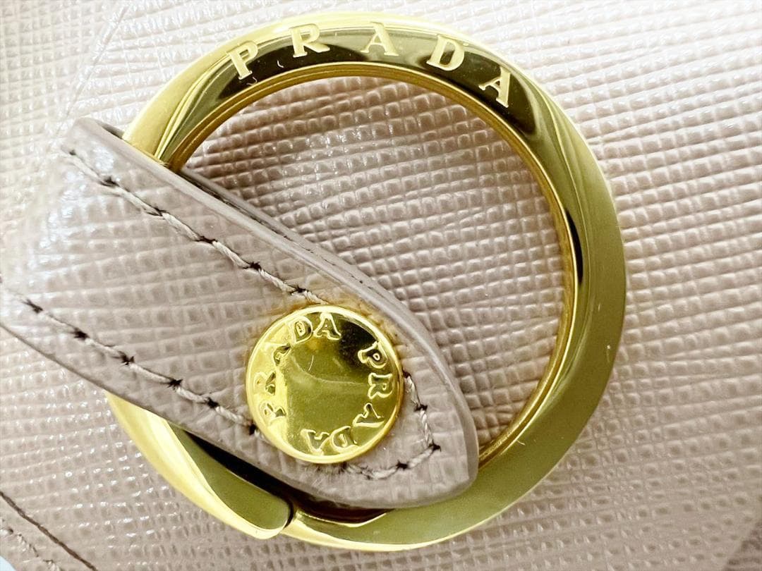 美品　プラダ　ロゴ　サフィアーノ　4連キーケース　 キーリング　1PG004