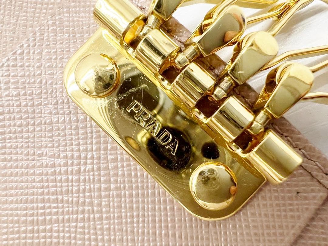 美品　プラダ　ロゴ　サフィアーノ　4連キーケース　 キーリング　1PG004