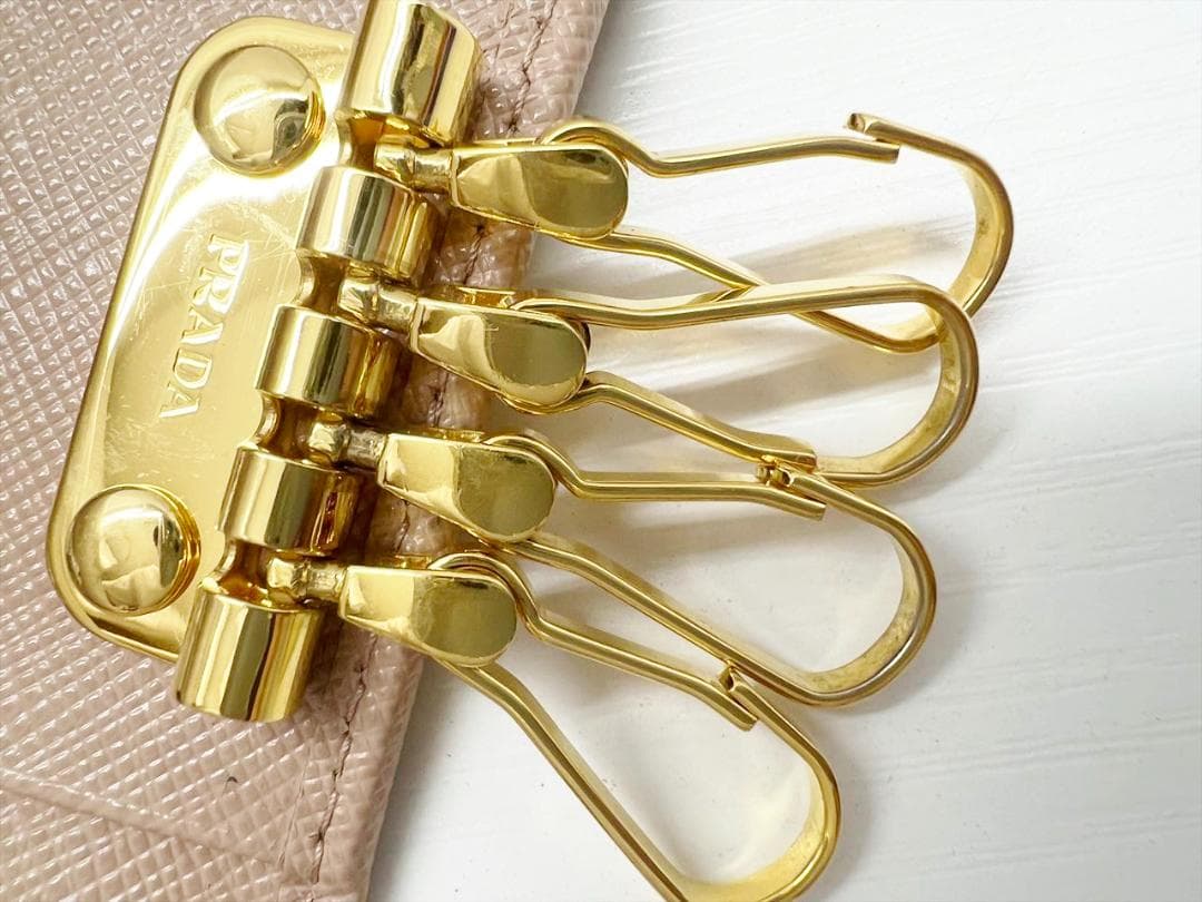 美品　プラダ　ロゴ　サフィアーノ　4連キーケース　 キーリング　1PG004