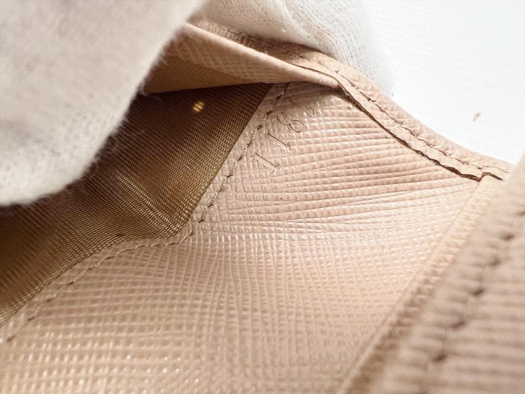 美品　プラダ　ロゴ　サフィアーノ　4連キーケース　 キーリング　1PG004