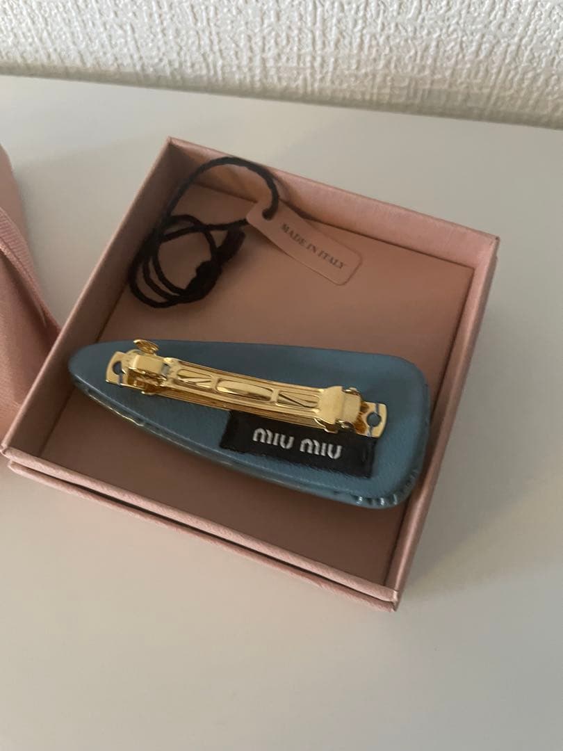 【正規品】【保証書付き】miumiu パテントレザー　ヘアクリップ　ヘアピン