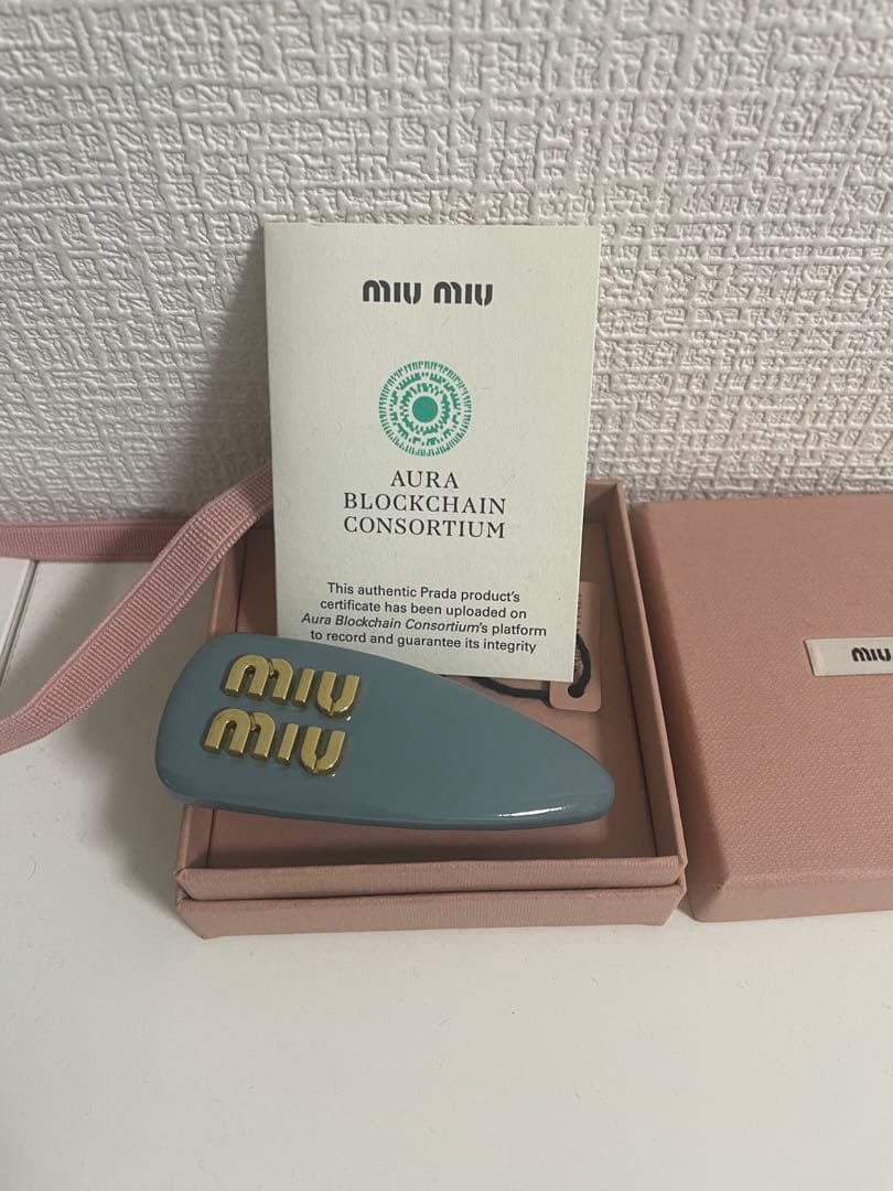 【正規品】【保証書付き】miumiu パテントレザー　ヘアクリップ　ヘアピン
