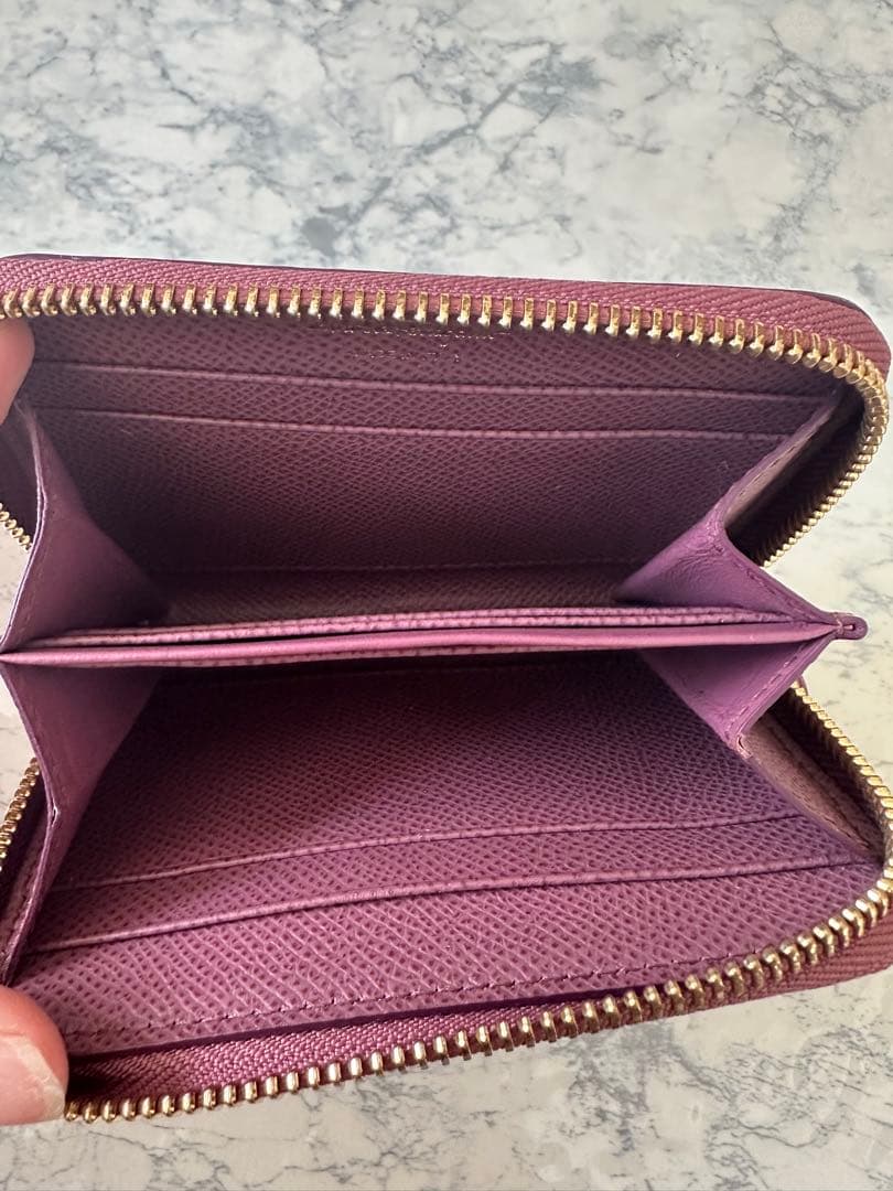 りりです。フェラガモ　リボン付きパープルレザーケース