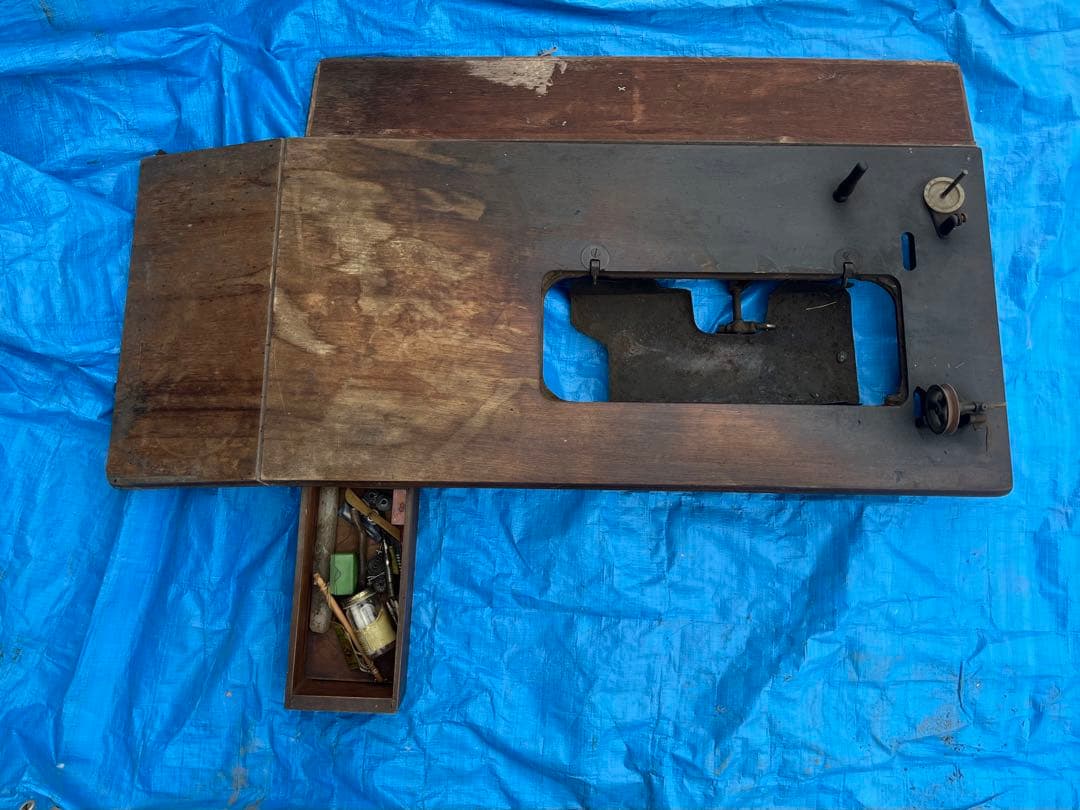 100年前のシンガーミシン網脚 テーブル