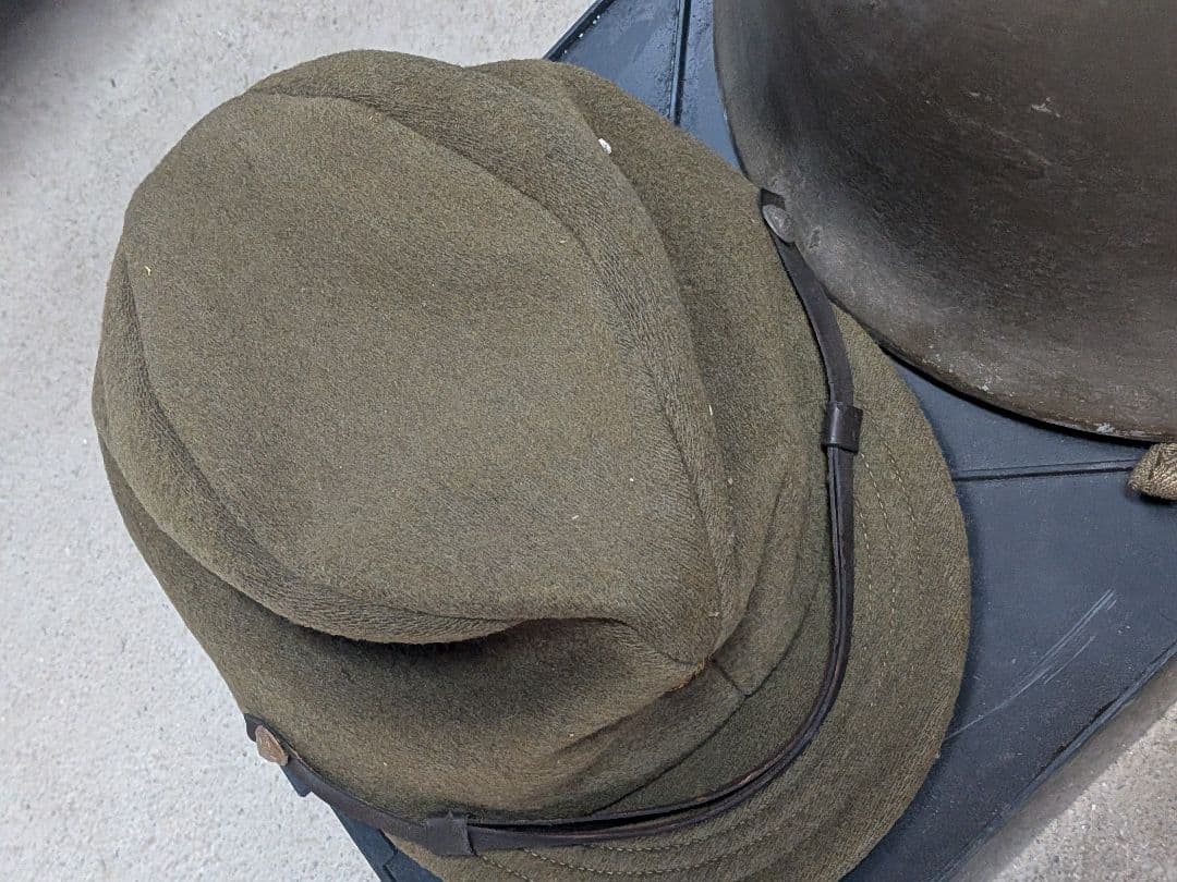 グレーの金属製ヘルメット　軍隊　帽子と有りました　戦争