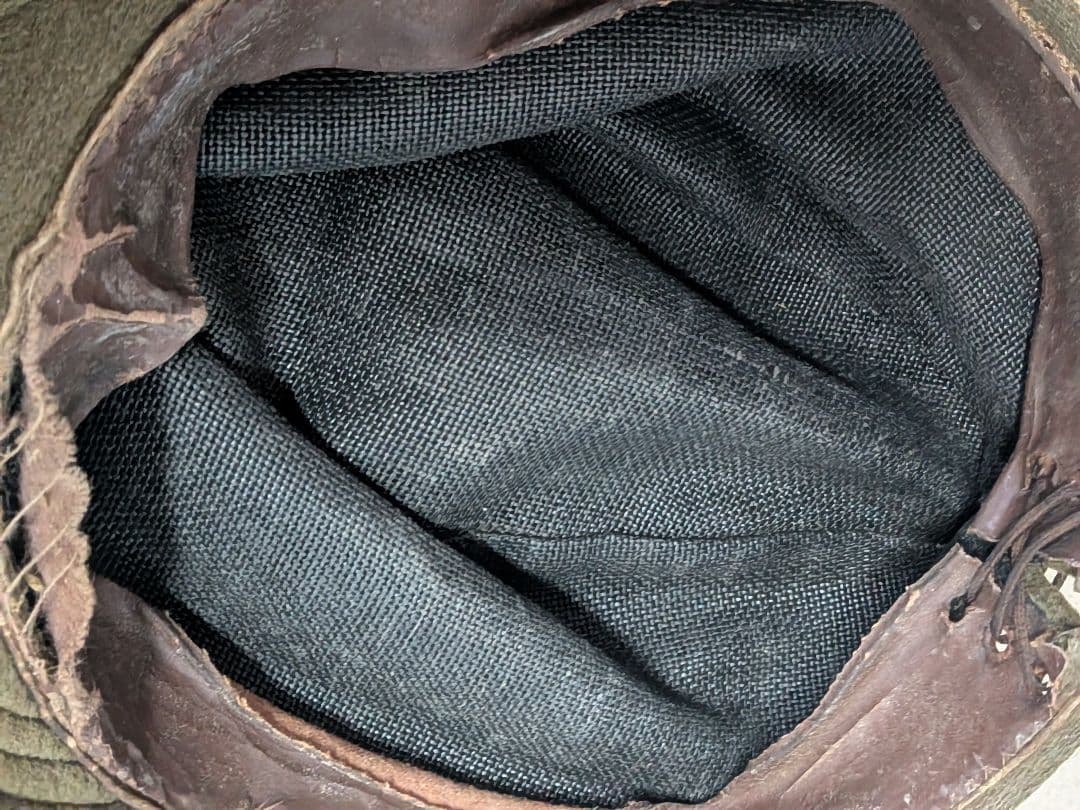 グレーの金属製ヘルメット　軍隊　帽子と有りました　戦争