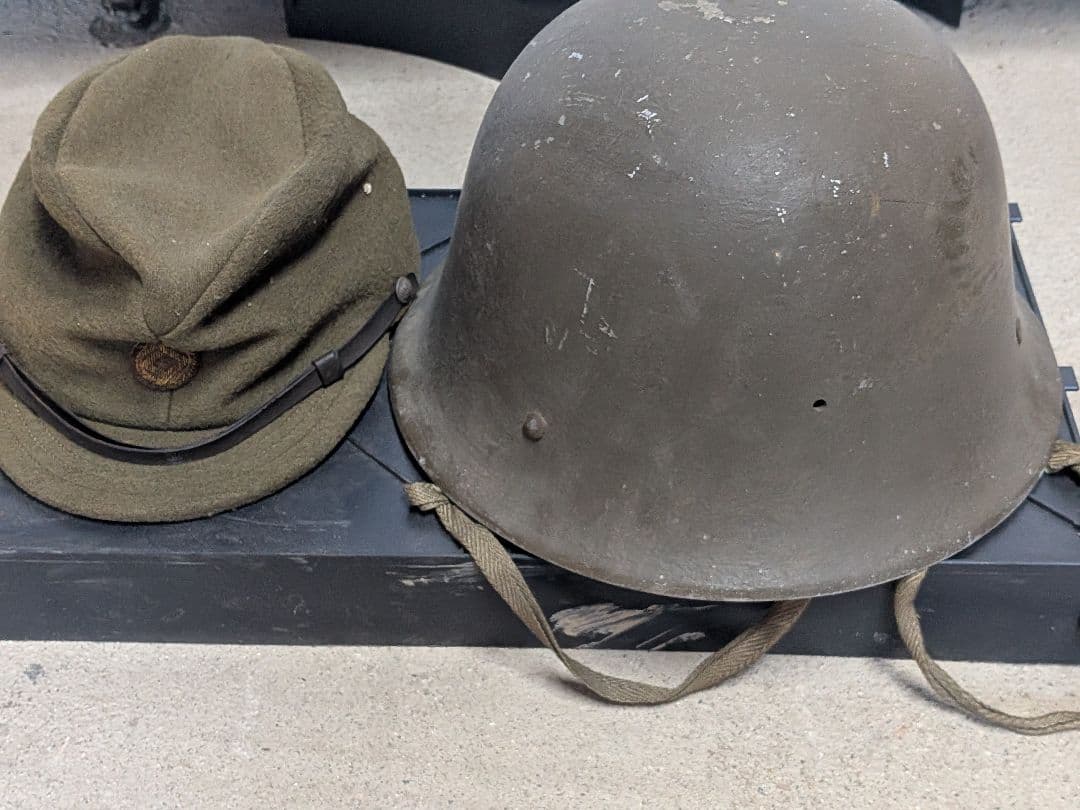 グレーの金属製ヘルメット　軍隊　帽子と有りました　戦争