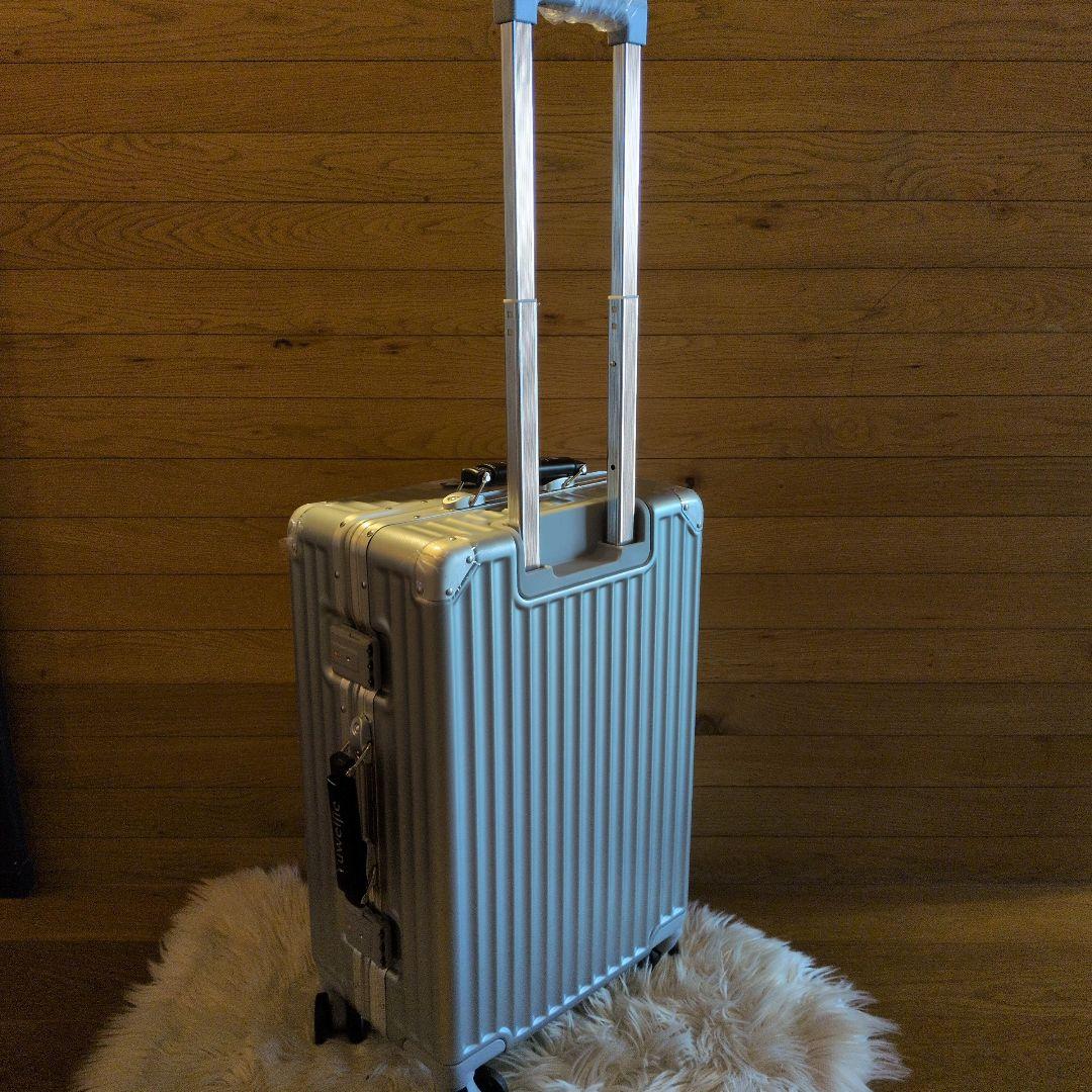 キャリーケース　スーツケース　大容量　シルバー 軽量　おしゃれ　TSA　М