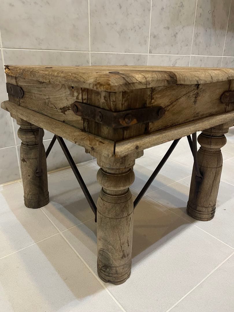 ベルギー　アントワープ　テーブル？　イス？　アイアン　インダストリアルサビ