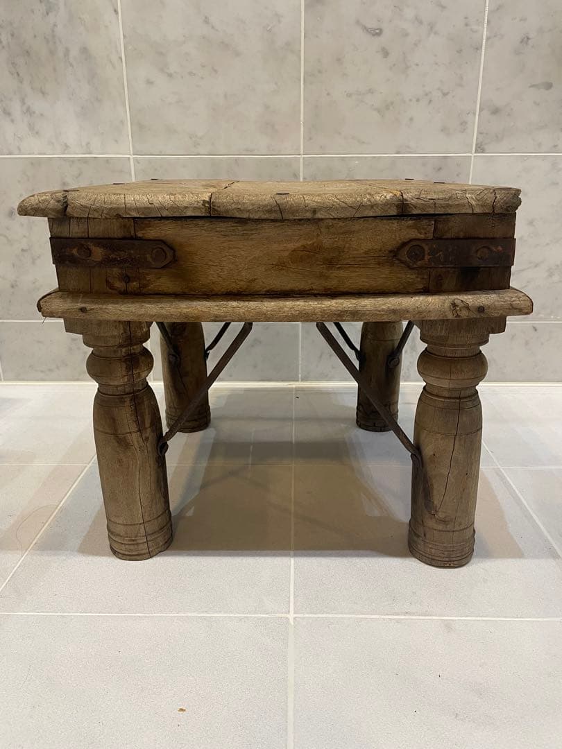 ベルギー　アントワープ　テーブル？　イス？　アイアン　インダストリアルサビ