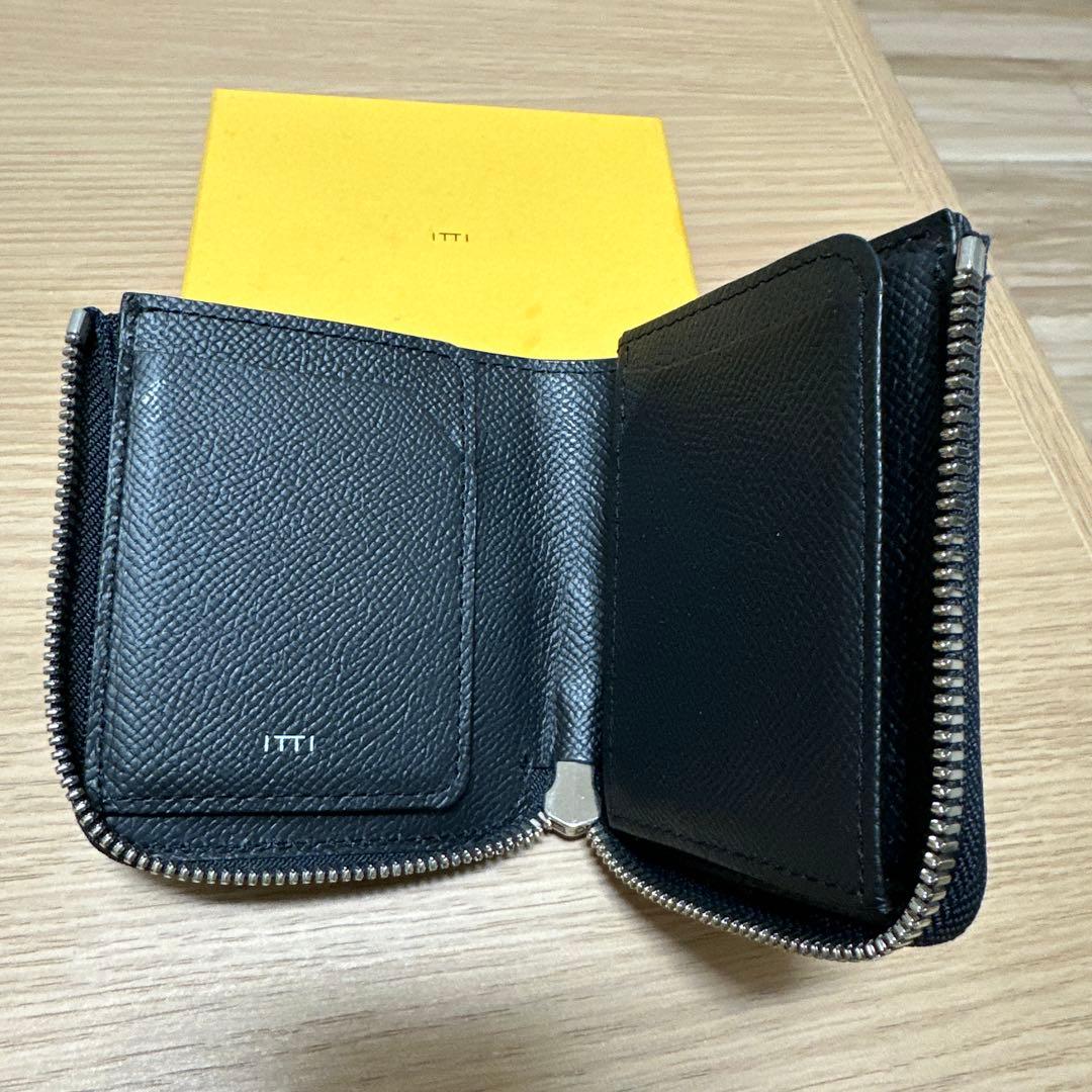 【美品】　ITTI コンパクトウォレット　黒　ブラック　折財布　ジッブ