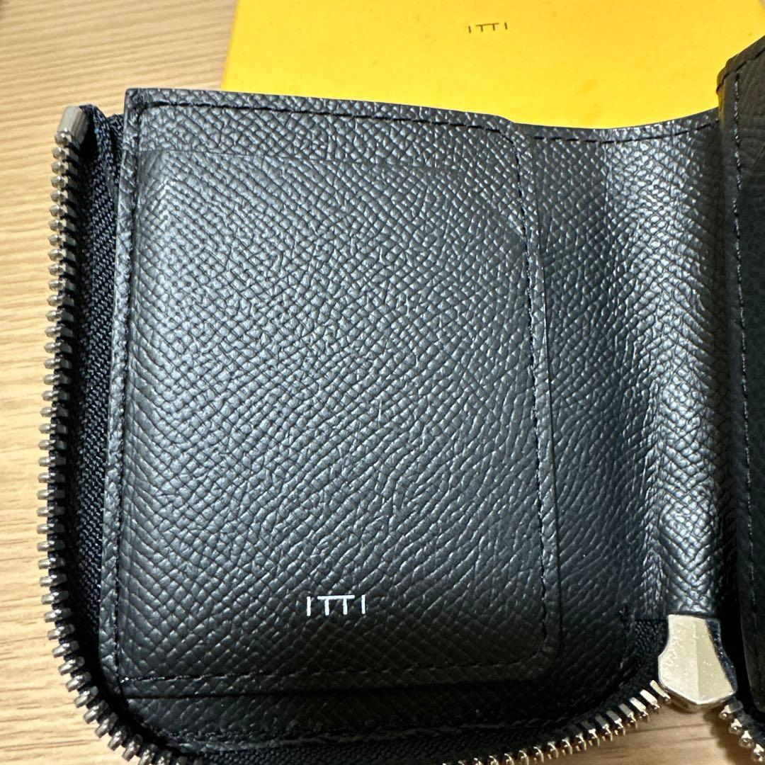 【美品】　ITTI コンパクトウォレット　黒　ブラック　折財布　ジッブ