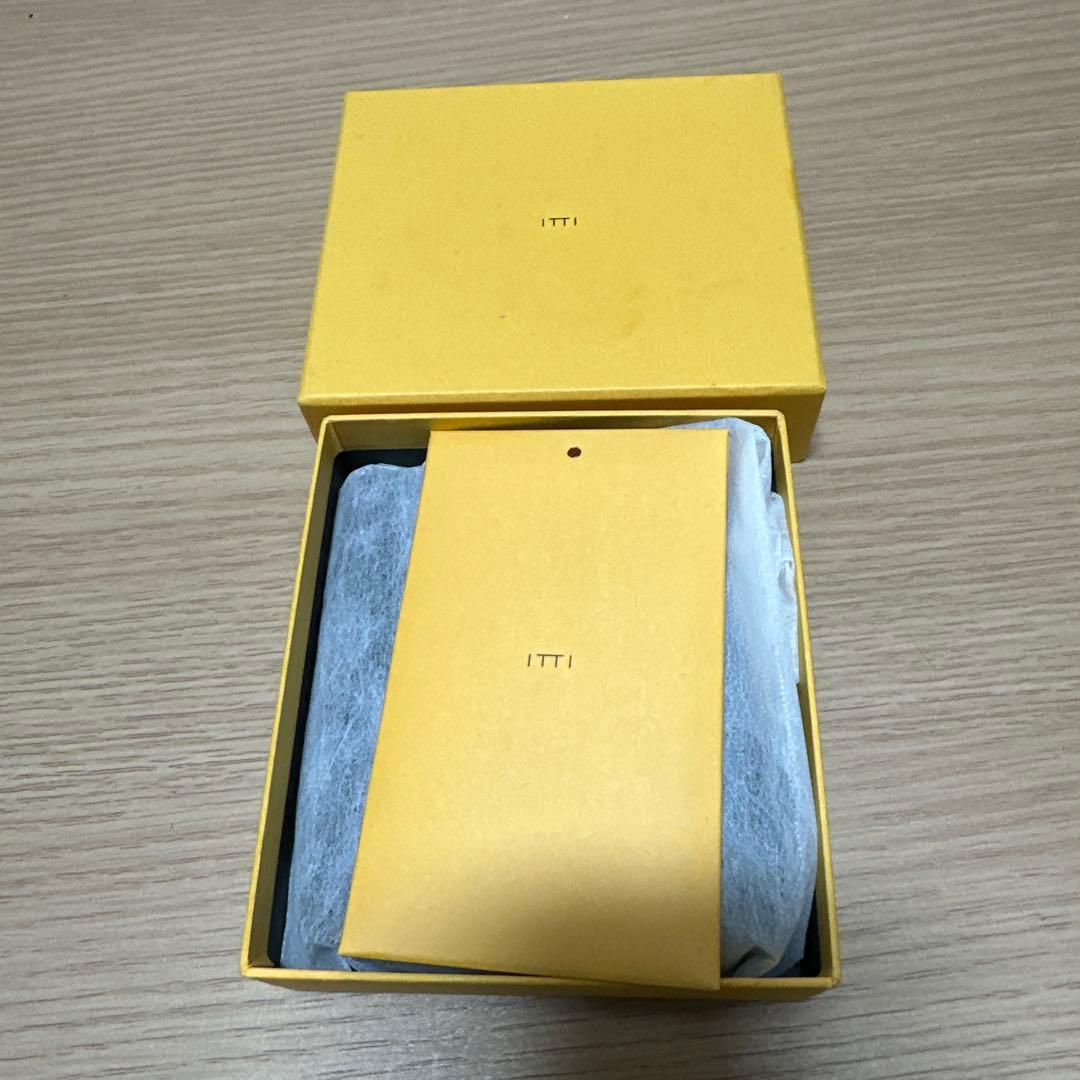 【美品】　ITTI コンパクトウォレット　黒　ブラック　折財布　ジッブ