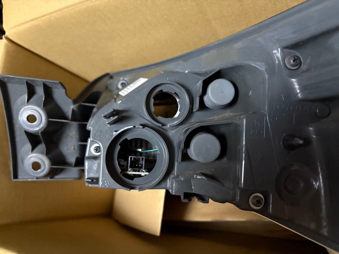 60ハリアー 左外側テールランプ トヨタ純正