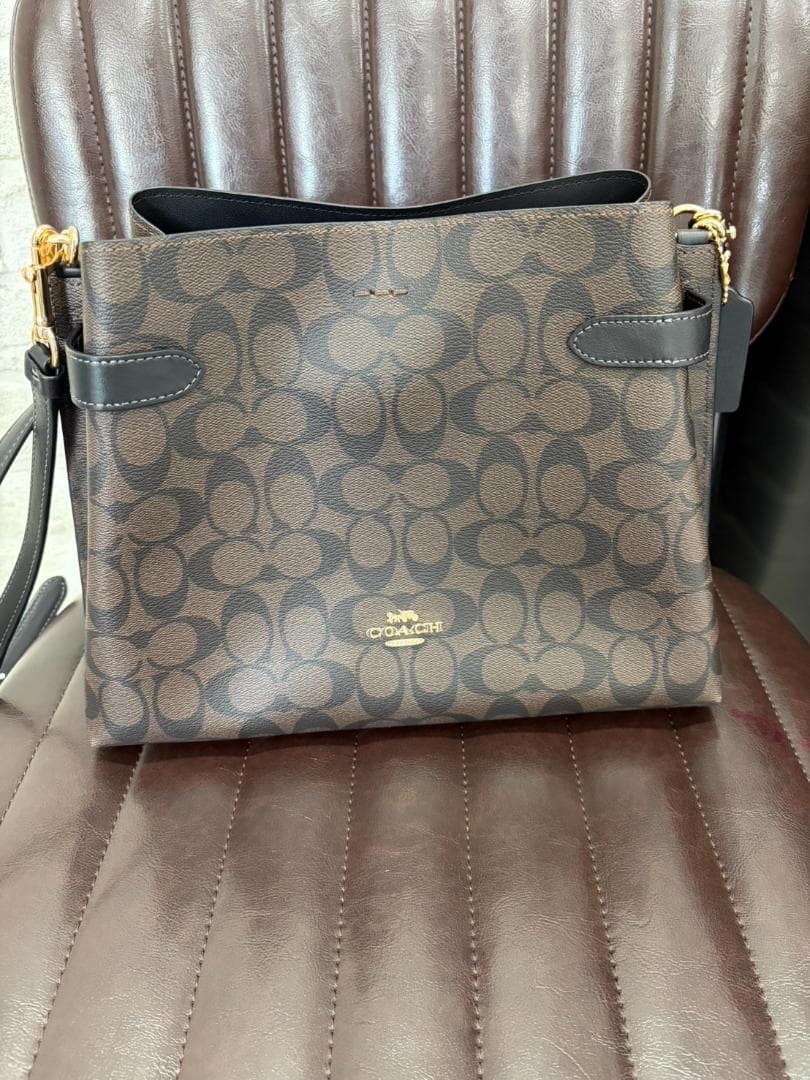 COACH ブラウンロゴショルダーバッグ