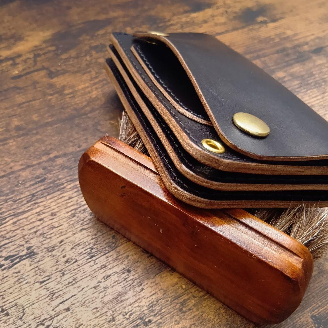 【100%　ホースバット 　ブラック茶芯】ミドルトラッカーウォレット