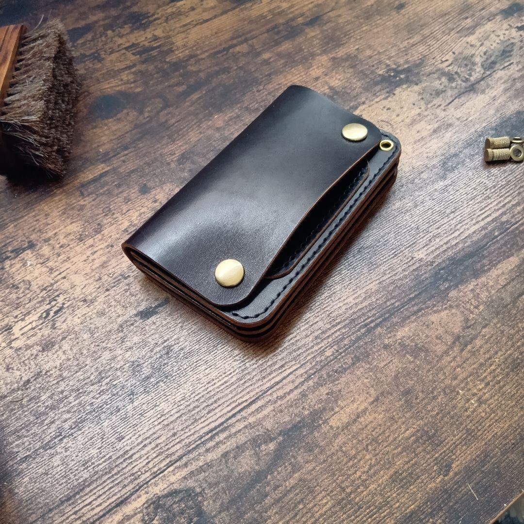 【100%　ホースバット 　ブラック茶芯】ミドルトラッカーウォレット