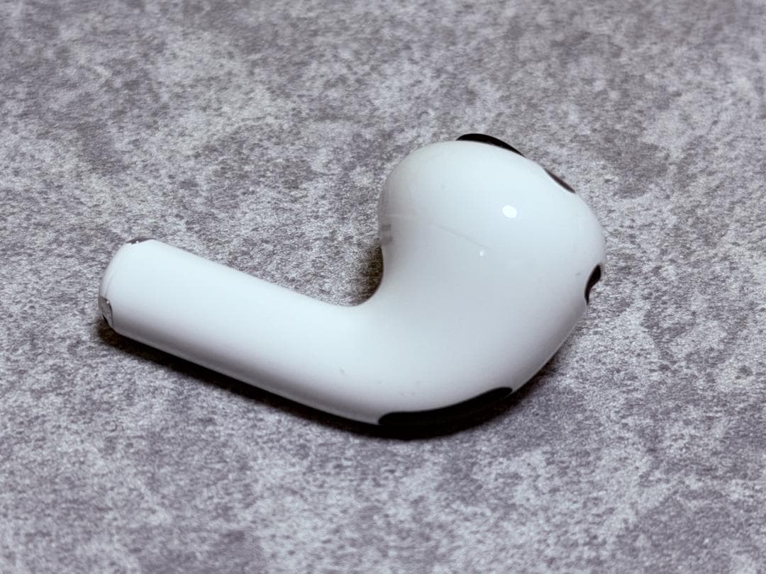AirPods Pro 3 ケース＆右耳ほぼ新品 (※左イヤホン傷あり動作OK)