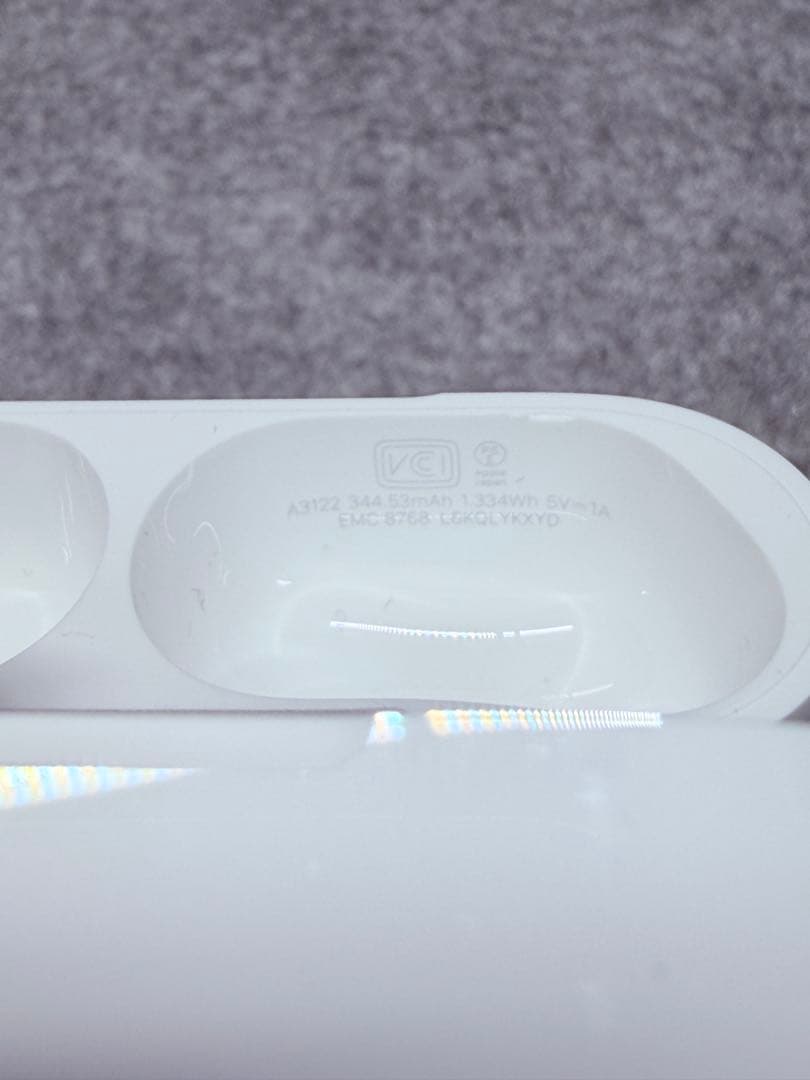 AirPods Pro 3 ケース＆右耳ほぼ新品 (※左イヤホン傷あり動作OK)