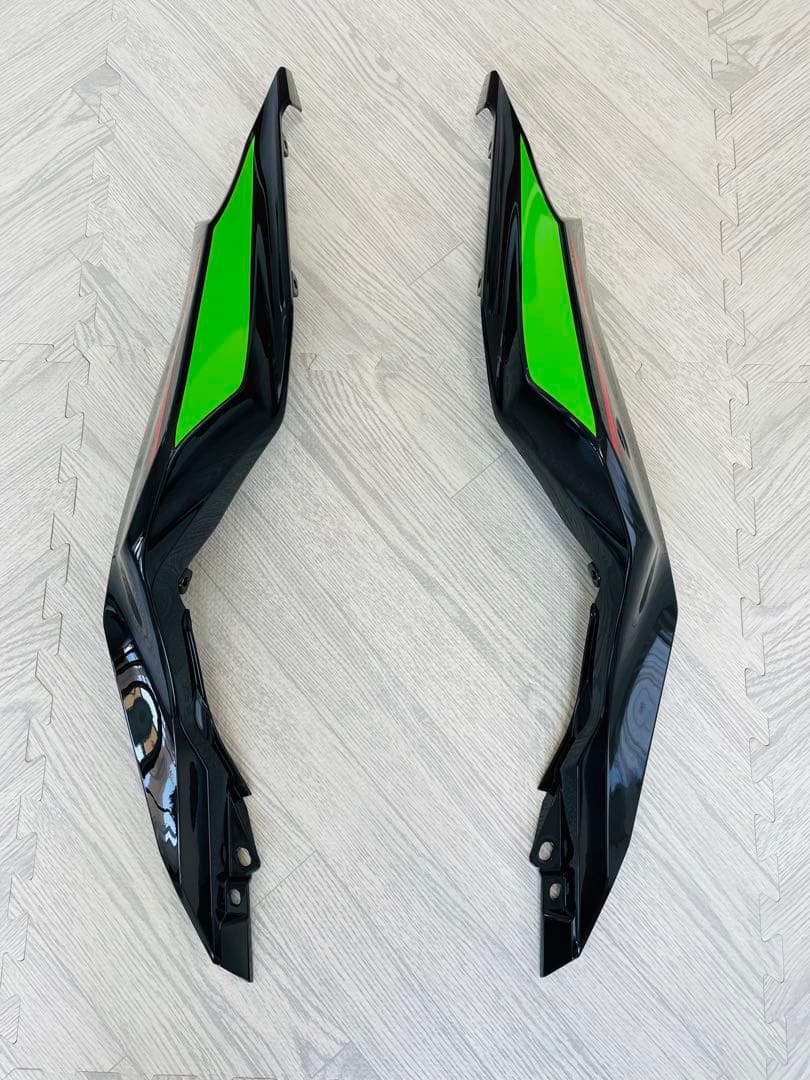 土日限定価格‼️カワサキ　ZX25R 2022 エボニー　テールカバー
