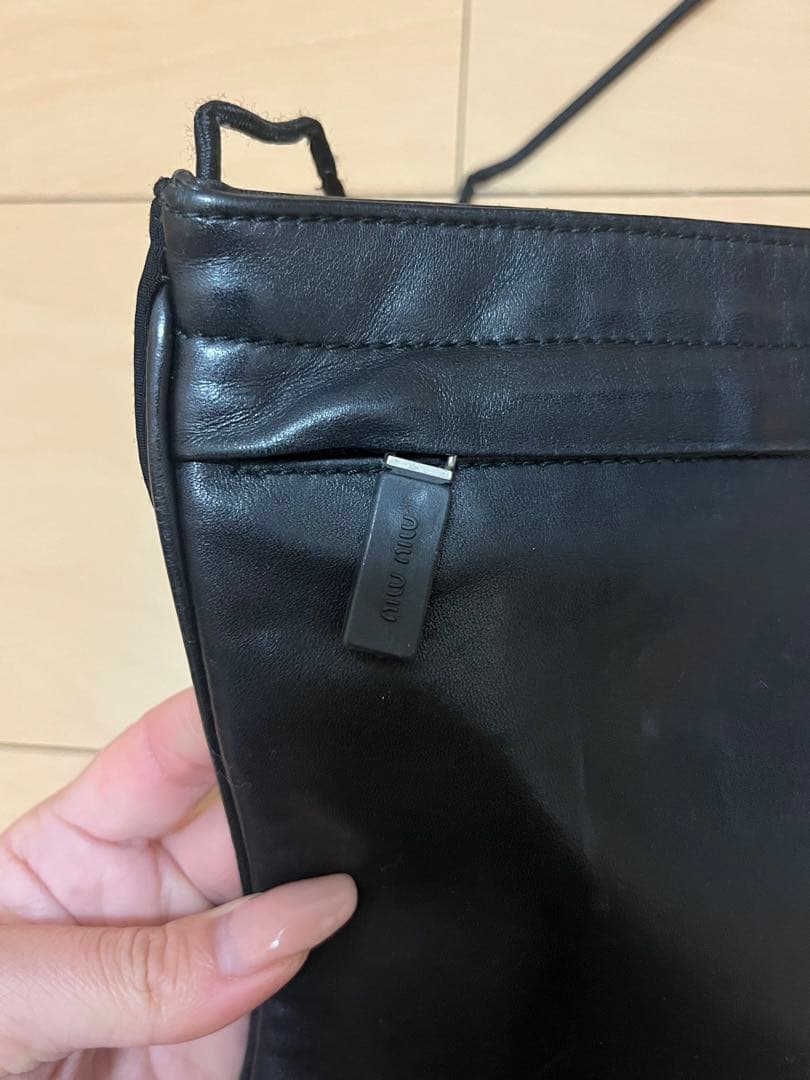MIU MIU ブラックレザーショルダーバッグ