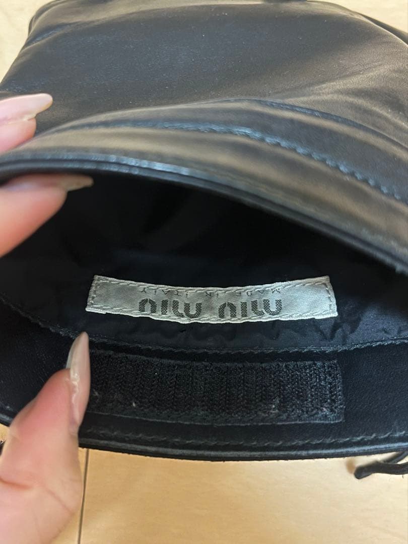 MIU MIU ブラックレザーショルダーバッグ